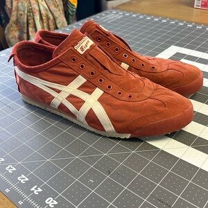 Onitsuka Tiger’s MEXICO 66™ SLIP-ON rust red